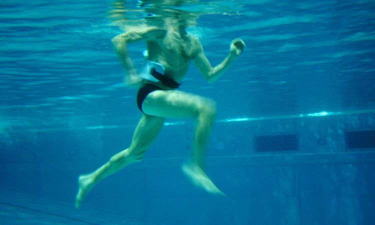 aqua jogging - Bơi lội phòng tránh chấn thương, tăng cường thể lực cho người chạy bộ