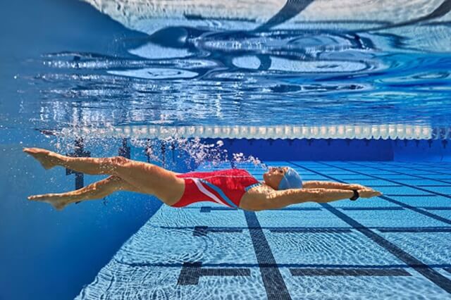 Bơi thường xuyên cũng giúp tăng cơ và giảm mỡ