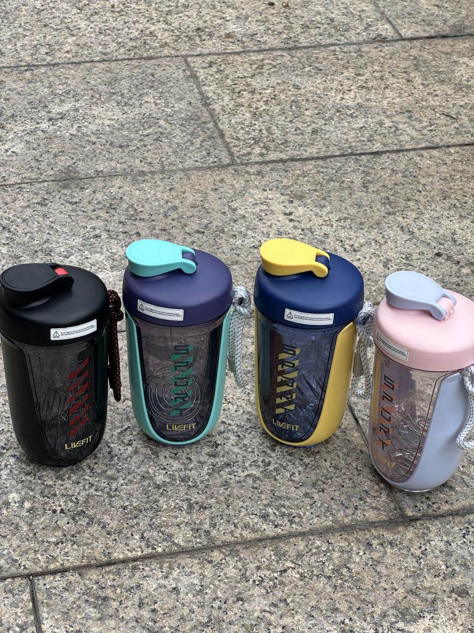 Vô tình được anh bạn gymer giới thiệu bình lắc LiveFit Shaker Tritan và giờ mình mang theo nó đi tập mỗi buổi tập
