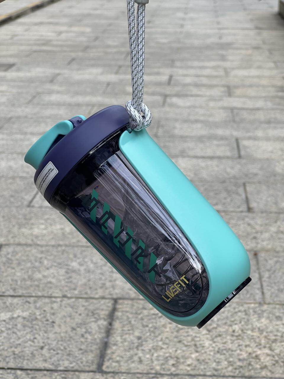 Vô tình được anh bạn gymer giới thiệu bình lắc LiveFit Shaker Tritan và giờ mình mang theo nó đi tập mỗi buổi tập