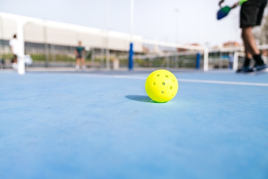 Bóng Pickleball làm bằng gì? Không phải loại nào cũng giống nhau, đọc ngay kẻo mua nhầm!