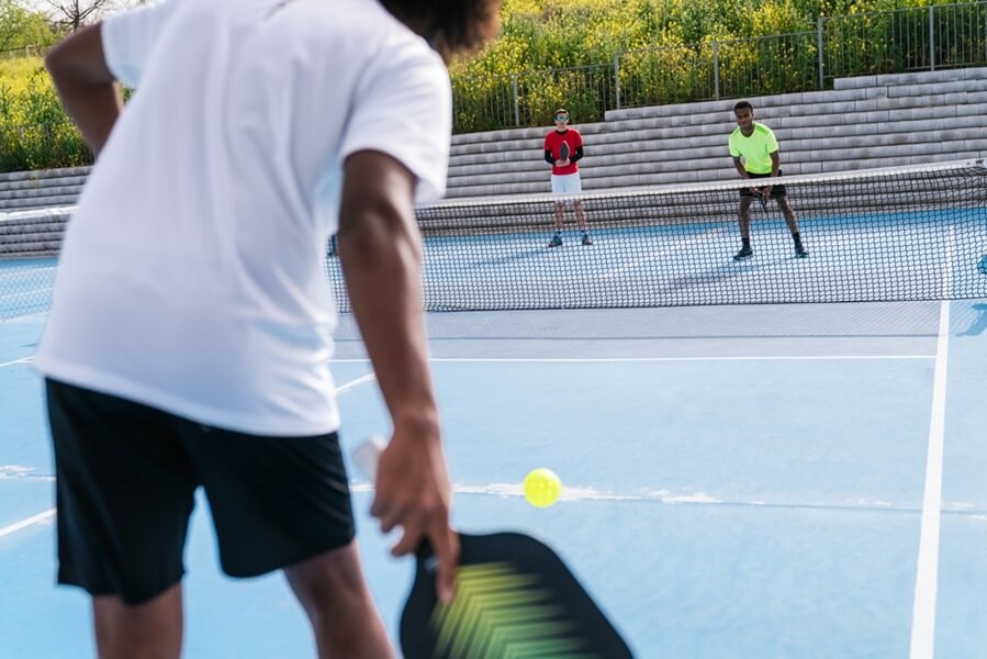 Hướng dẫn cách đánh bóng xoáy Pickleball và thời điểm vàng để sử dụng