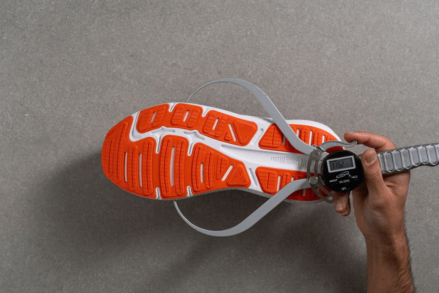 Đánh giá Brooks Ghost Max: Ổn định bất ngờ trong một đôi giày siêu đệm