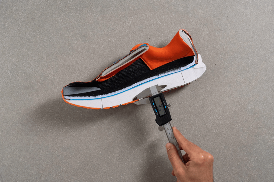 Đánh giá Brooks Ghost Max: Ổn định bất ngờ trong một đôi giày siêu đệm