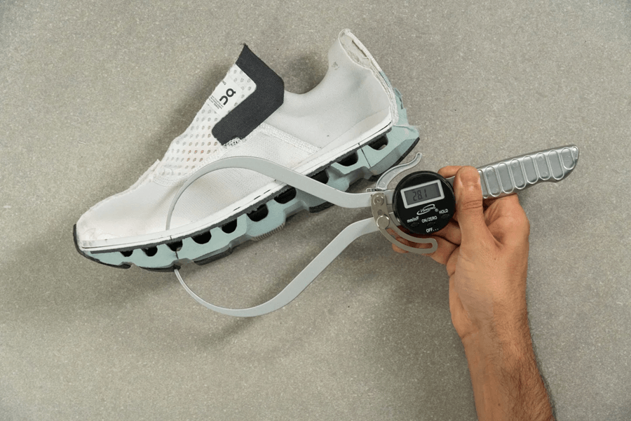 Review On Cloudmonster: Giày chạy bộ đệm dày cho runner đường dài