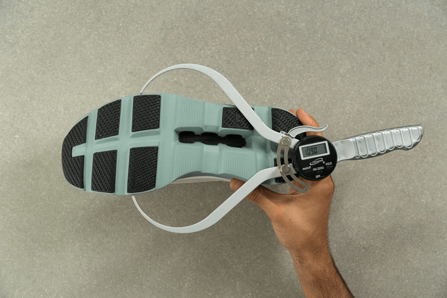Review On Cloudmonster: Giày chạy bộ đệm dày cho runner đường dài