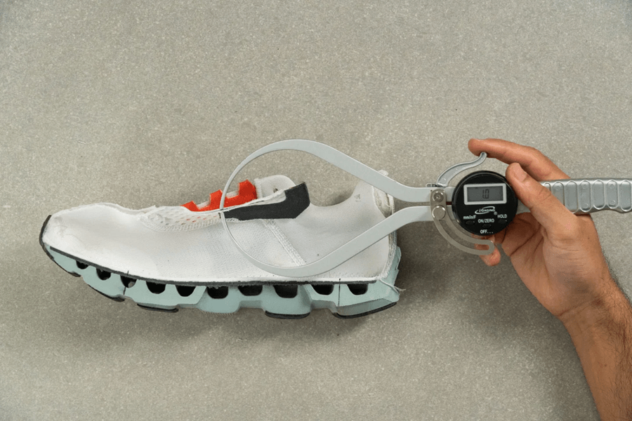 Review On Cloudmonster: Giày chạy bộ đệm dày cho runner đường dài