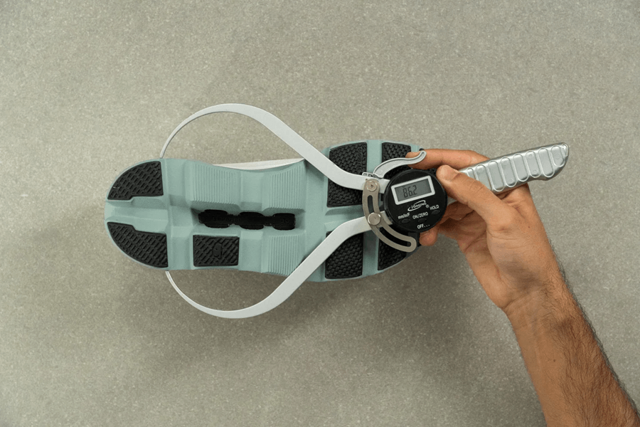 Review On Cloudmonster: Giày chạy bộ đệm dày cho runner đường dài