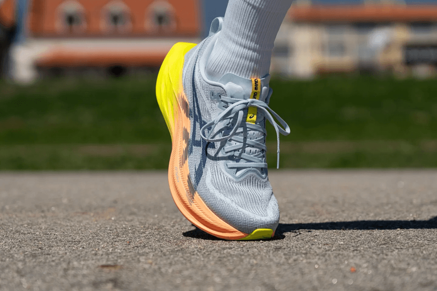 Review ASICS Superblast 2: Không carbon plate nhưng hiệu năng vẫn vượt mong đợi