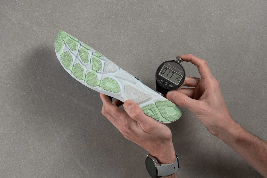 Review Hoka Clifton 10: Giày chạy đệm dày, bảo vệ khớp, lý tưởng cho hằng ngày