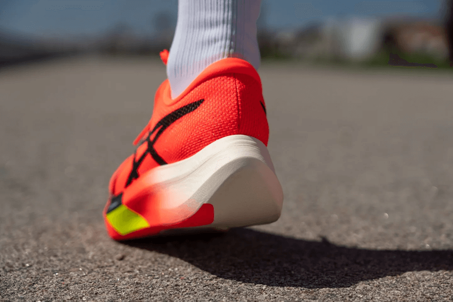 Review ASICS Metaspeed Sky Paris: Giày thi đấu nhẹ, hiệu suất đỉnh trên nhiều cự ly 51 Review ASICS Metaspeed Sky Paris: Giày thi đấu nhẹ, hiệu suất đỉnh trên nhiều cự ly