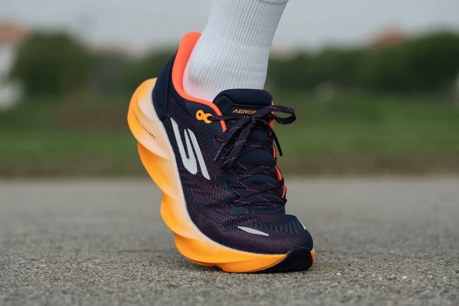 Review Skechers Aero Burst: Giày chạy hằng ngày đệm khủng cho runner yêu thích sự êm ái và bảo vệ khớp