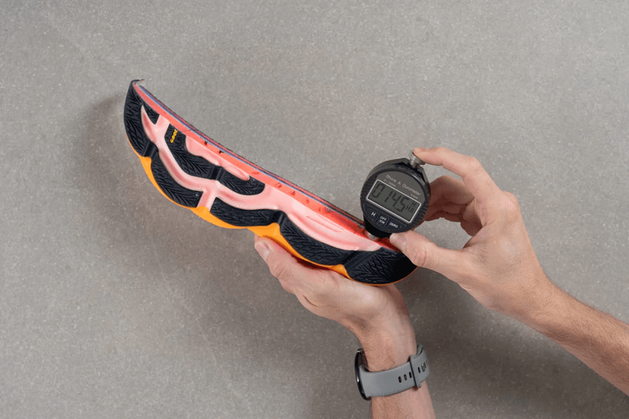 Review Skechers Aero Burst: Giày chạy hằng ngày đệm khủng cho runner yêu thích sự êm ái và bảo vệ khớp