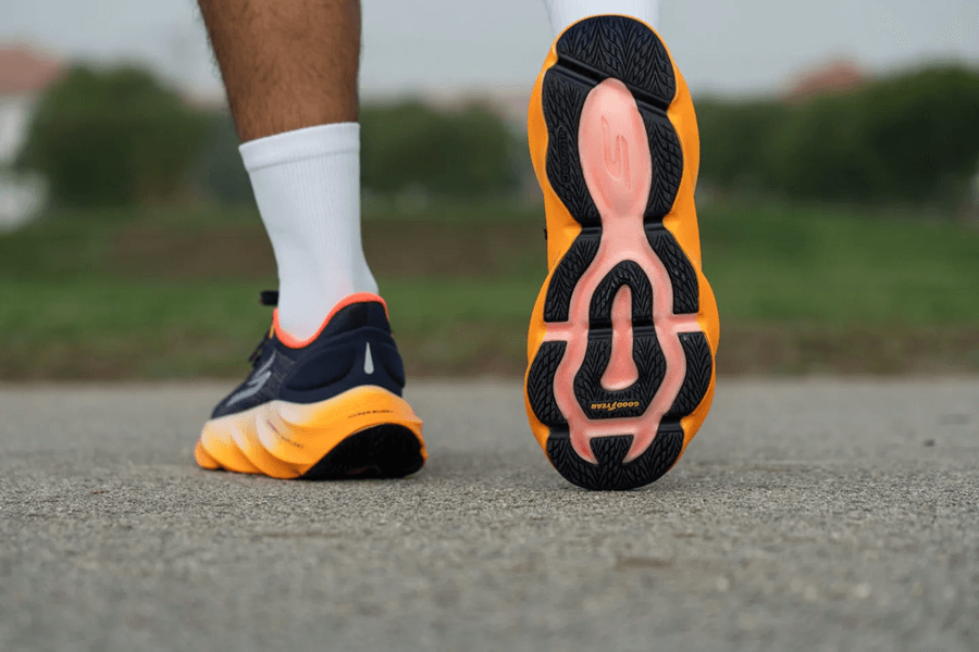 Review Skechers Aero Burst: Giày chạy hằng ngày đệm khủng cho runner yêu thích sự êm ái và bảo vệ khớp
