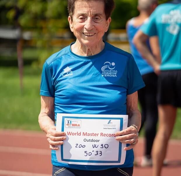 Sửng sốt cụ bà U100 phá kỷ lục chạy 200m