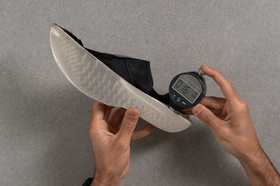 Review giày Adidas Adizero Adios 9: Giày thi đấu siêu nhẹ không plate dành cho Tempo và 5K–10K