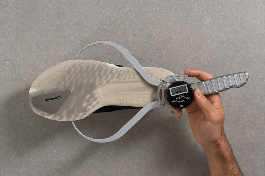 Review giày Adidas Adizero Adios 9: Giày thi đấu siêu nhẹ không plate dành cho Tempo và 5K–10K