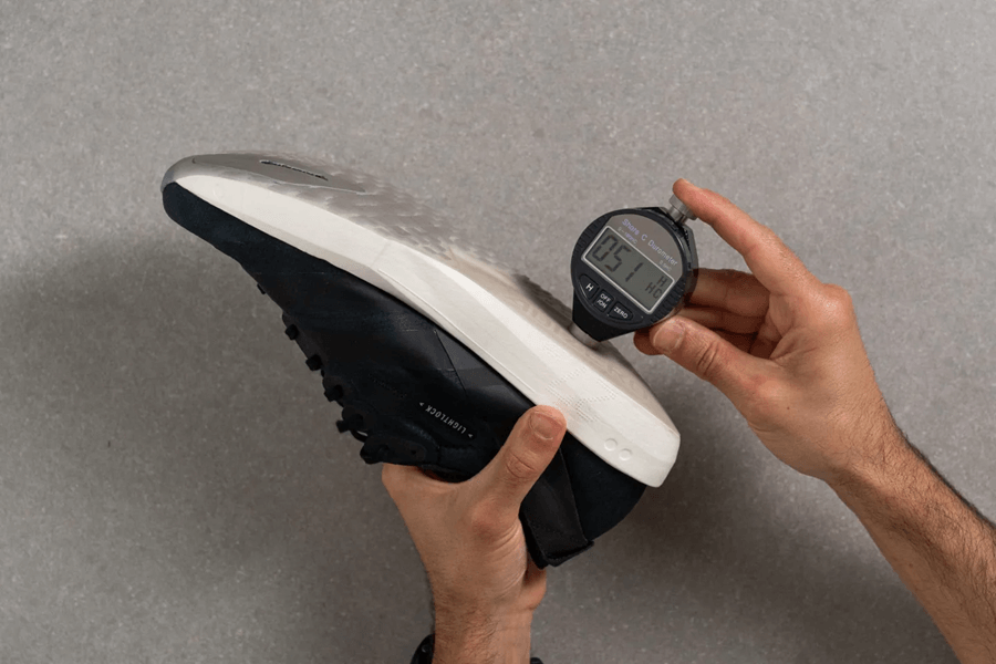 Review giày Adidas Adizero Adios 9: Giày thi đấu siêu nhẹ không plate dành cho Tempo và 5K–10K