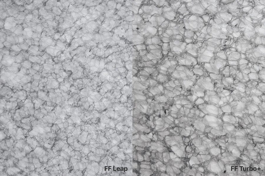 Dưới kính hiển vi, foam FF Leap (trái) có cấu trúc tế bào mịn, chặt, cho cảm giác nhẹ và mềm hơn, trong khi FF Turbo+ (phải) có ô tế bào lớn hơn, nghĩa là đặc và cứng hơn.