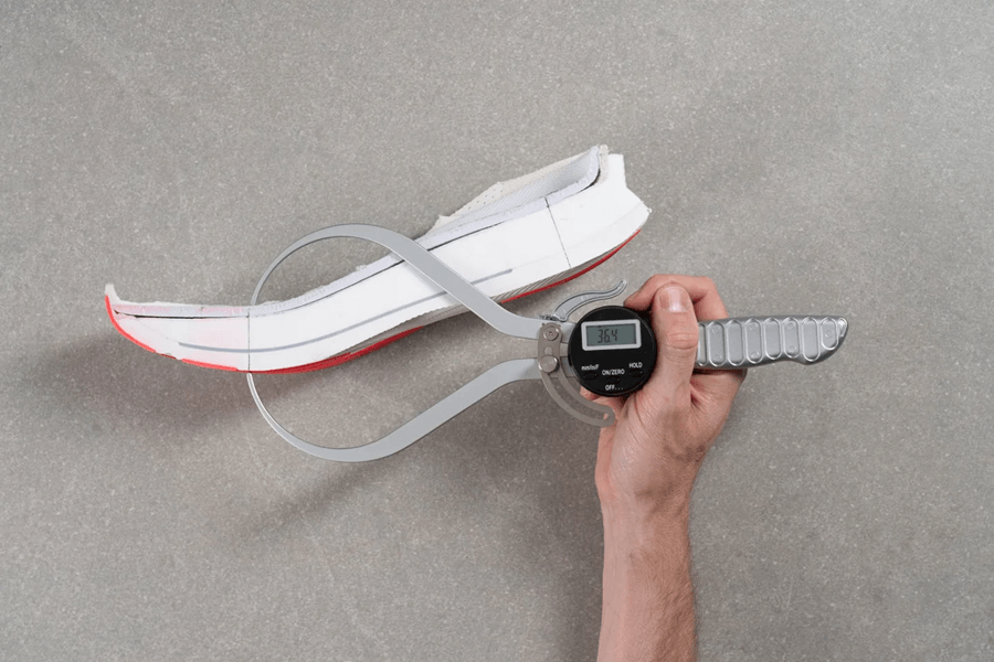 Review ASICS Sonicblast: Giày chạy hằng ngày đệm siêu dày với plate cho độ nảy vượt trội