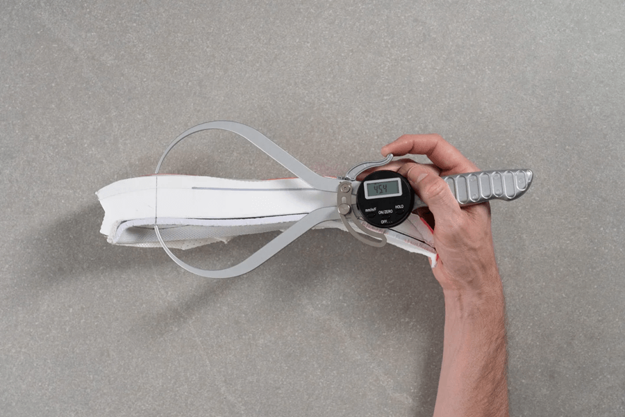 Review ASICS Sonicblast: Giày chạy hằng ngày đệm siêu dày với plate cho độ nảy vượt trội