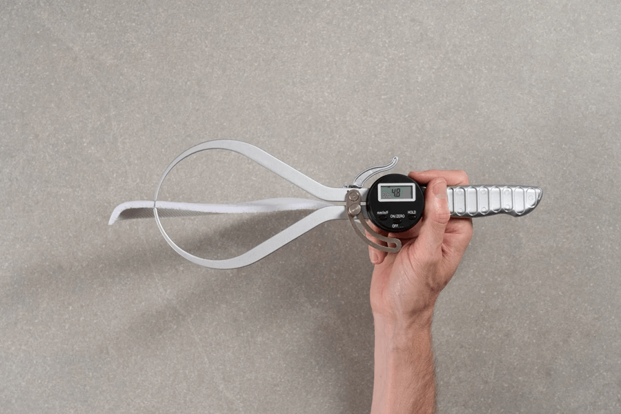 Review ASICS Sonicblast: Giày chạy hằng ngày đệm siêu dày với plate cho độ nảy vượt trội