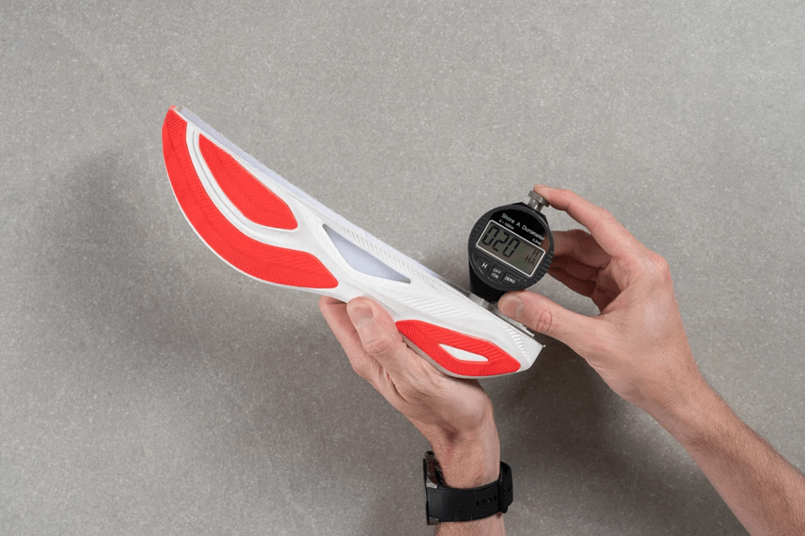 Review ASICS Sonicblast: Giày chạy hằng ngày đệm siêu dày với plate cho độ nảy vượt trội