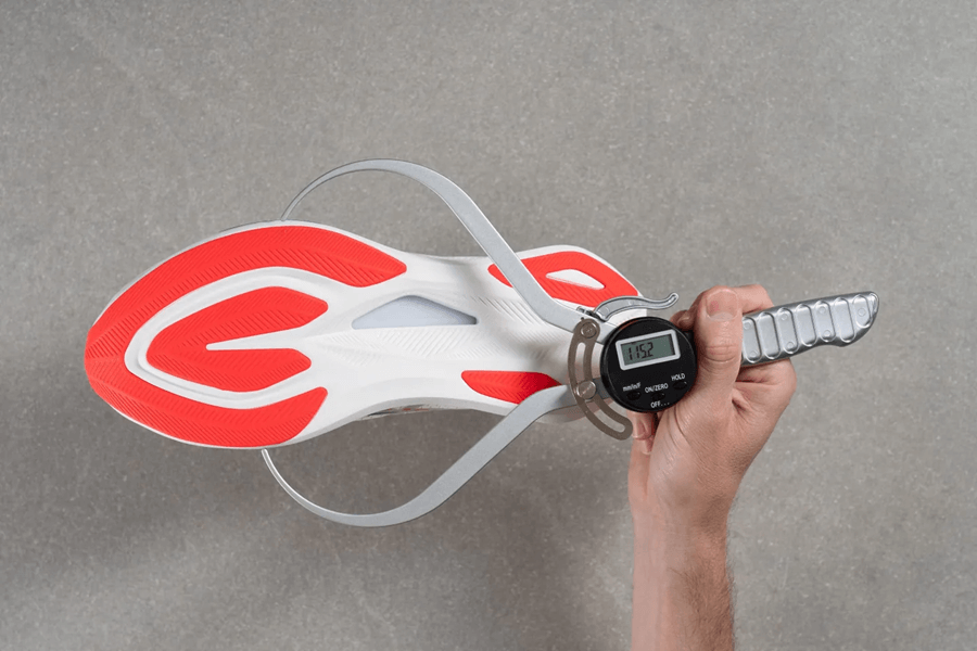 Review ASICS Sonicblast: Giày chạy hằng ngày đệm siêu dày với plate cho độ nảy vượt trội