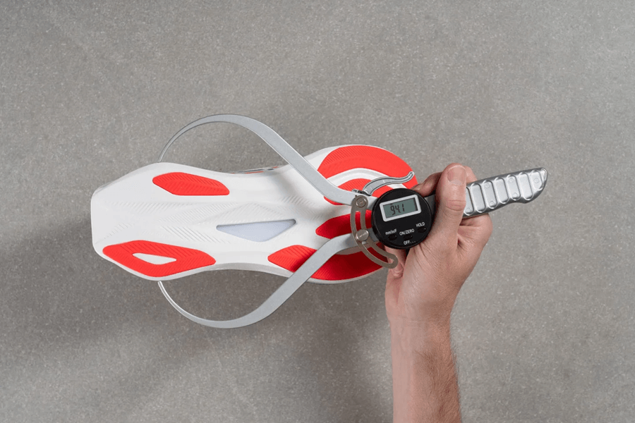 Review ASICS Sonicblast: Giày chạy hằng ngày đệm siêu dày với plate cho độ nảy vượt trội