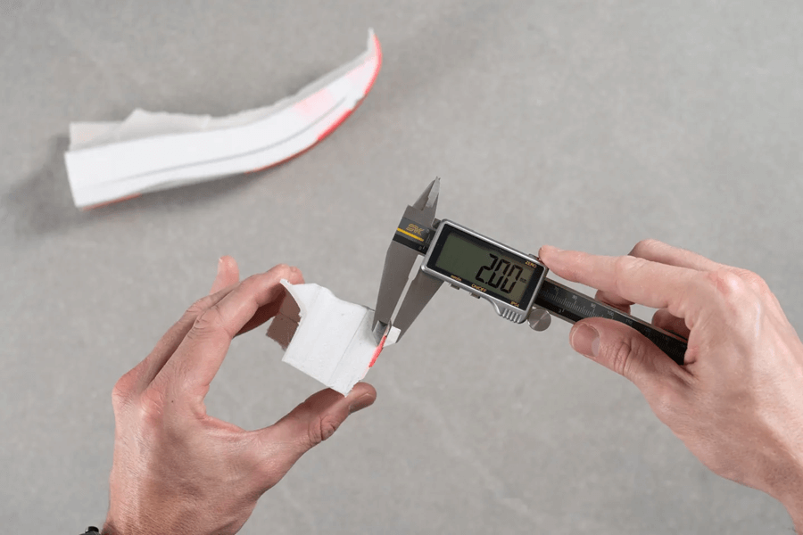 Review ASICS Sonicblast: Giày chạy hằng ngày đệm siêu dày với plate cho độ nảy vượt trội