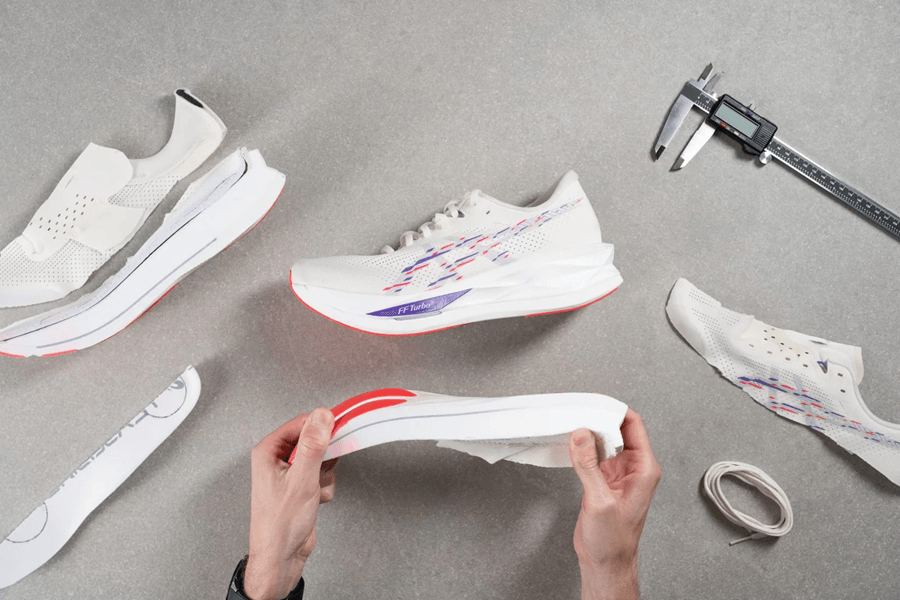 Review ASICS Sonicblast: Giày chạy hằng ngày đệm siêu dày với plate cho độ nảy vượt trội