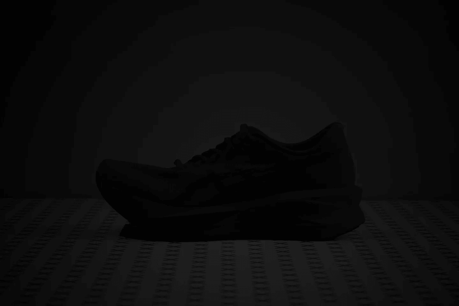 Review ASICS Sonicblast: Giày chạy hằng ngày đệm siêu dày với plate cho độ nảy vượt trội