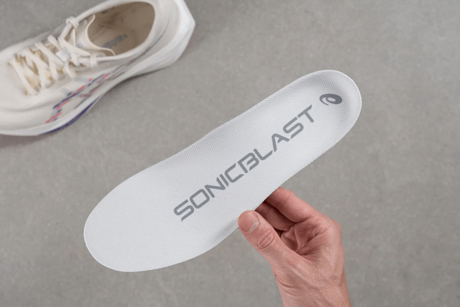 Review ASICS Sonicblast: Giày chạy hằng ngày đệm siêu dày với plate cho độ nảy vượt trội