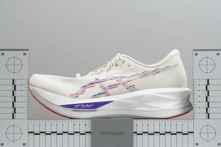 Review ASICS Sonicblast: Giày chạy hằng ngày đệm siêu dày với plate cho độ nảy vượt trội