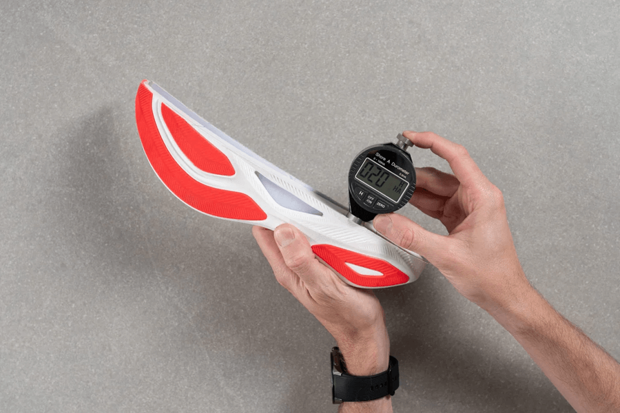 Review ASICS Sonicblast: Giày chạy hằng ngày đệm siêu dày với plate cho độ nảy vượt trội