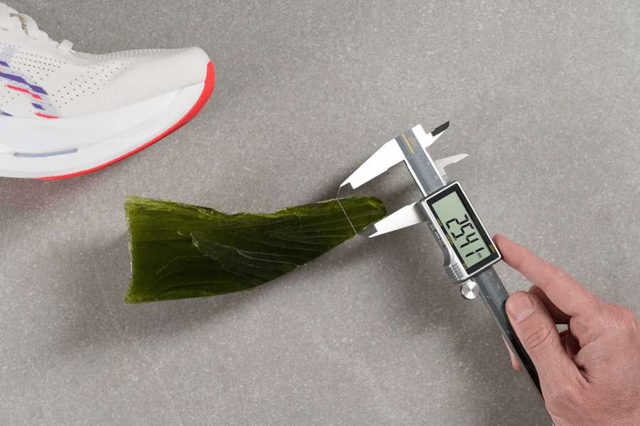 Review ASICS Sonicblast: Giày chạy hằng ngày đệm siêu dày với plate cho độ nảy vượt trội