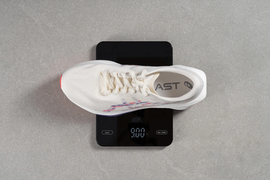 Review ASICS Sonicblast: Giày chạy hằng ngày đệm siêu dày với plate cho độ nảy vượt trội