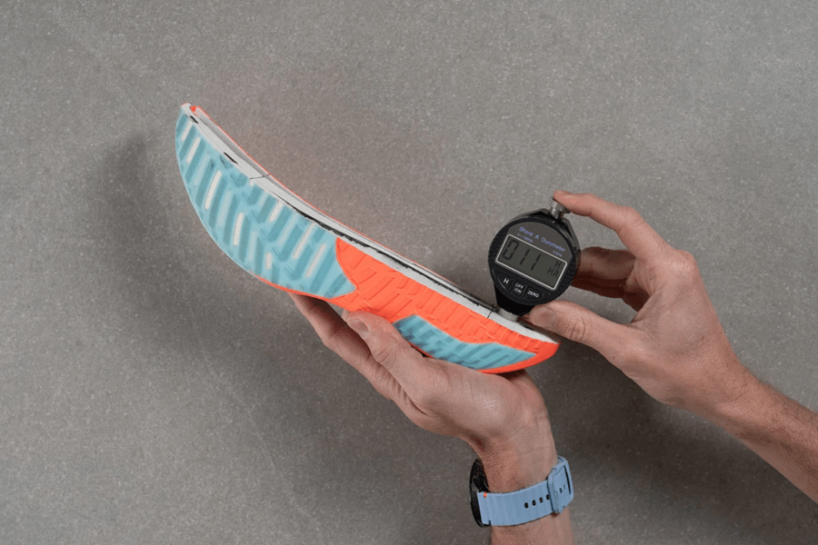 Review Brooks Hyperion Elite 5: Giày thi đấu có khả năng hoàn trả năng lượng cực cao cho runner tiếp đất gót