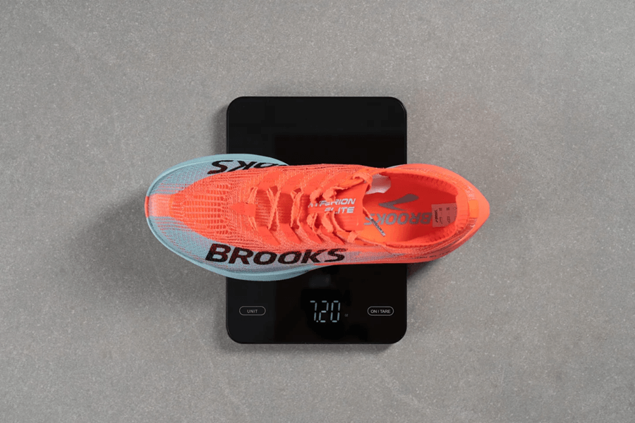 Review Brooks Hyperion Elite 5: Giày thi đấu có khả năng hoàn trả năng lượng cực cao cho runner tiếp đất gót