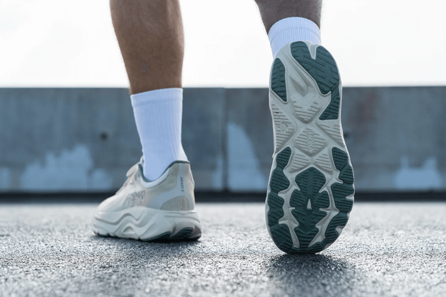 Review HOKA Arahi 8: Giày chạy hằng ngày ổn định mà vẫn giữ nguyên độ êm ái