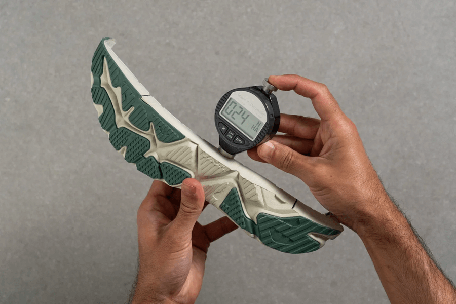 Review HOKA Arahi 8: Giày chạy hằng ngày ổn định mà vẫn giữ nguyên độ êm ái