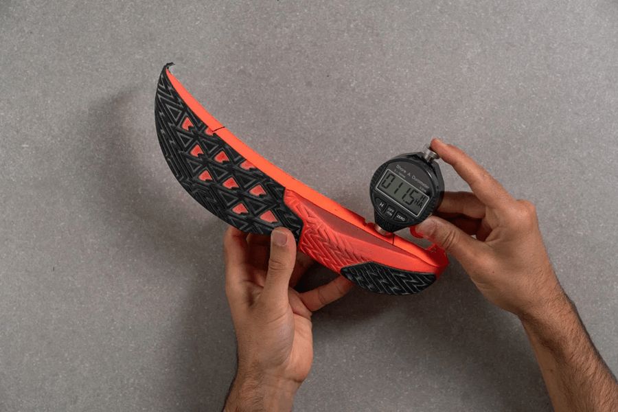 Review New Balance FuelCell Rebel v5: Giày chạy hằng ngày siêu nhẹ, cảm giác chân linh hoạt