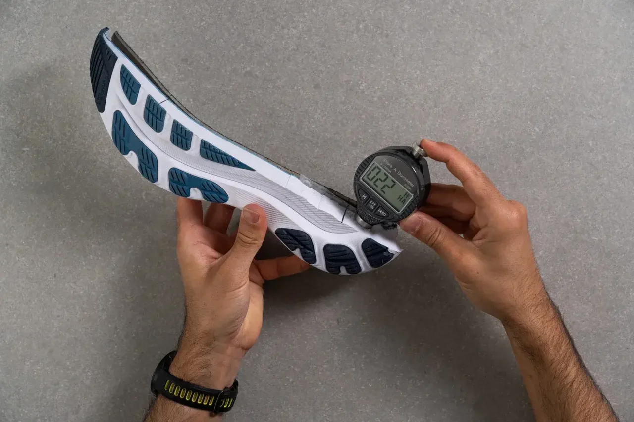 Độ mềm đế giữa ASICS GEL KAYANO 32