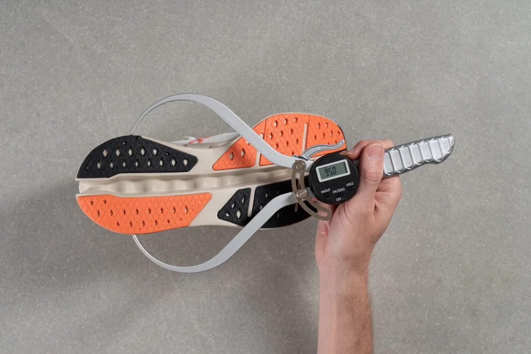 Độ rộng đế giữa gót giày 