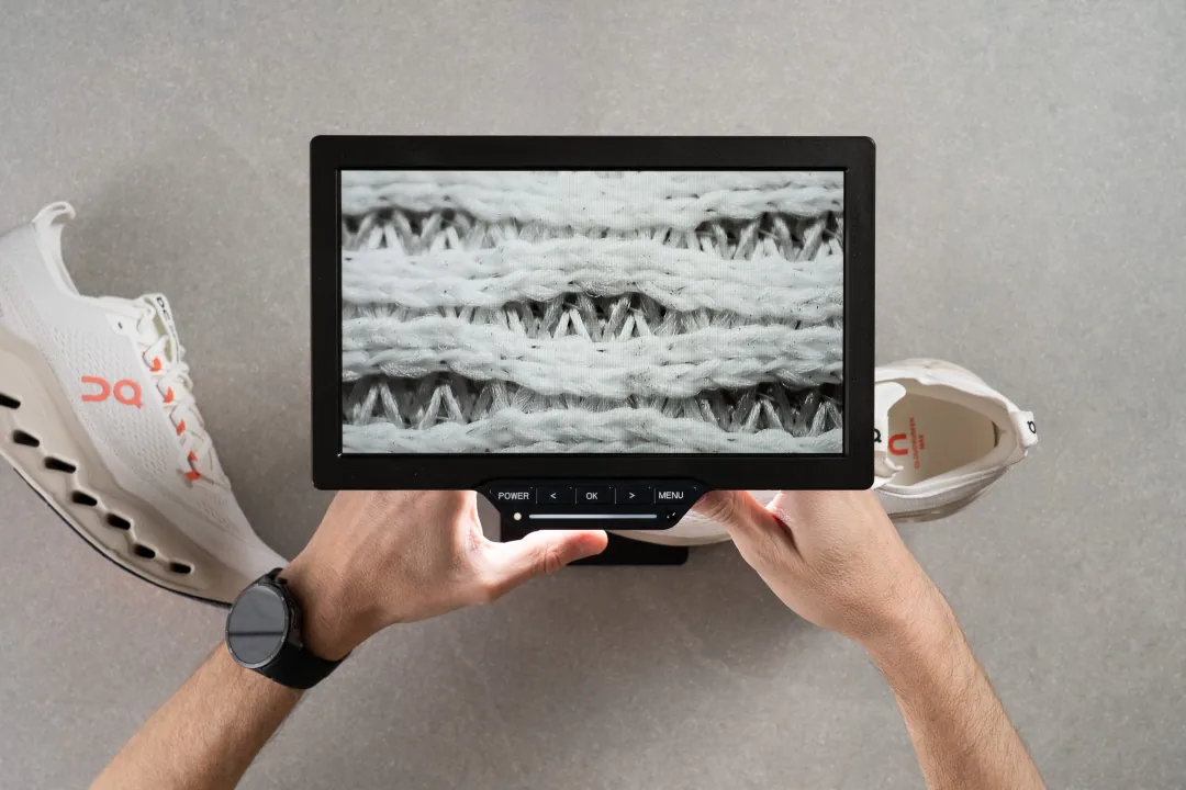 Mật độ thoáng khí của On Cloudsurfer Max