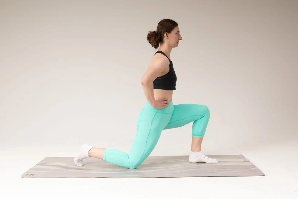 Half-Kneeling Hip Flexor Stretch (Giãn cơ gập hông tư thế quỳ một chân)